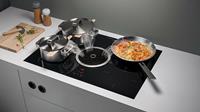 Induction hob with extractor